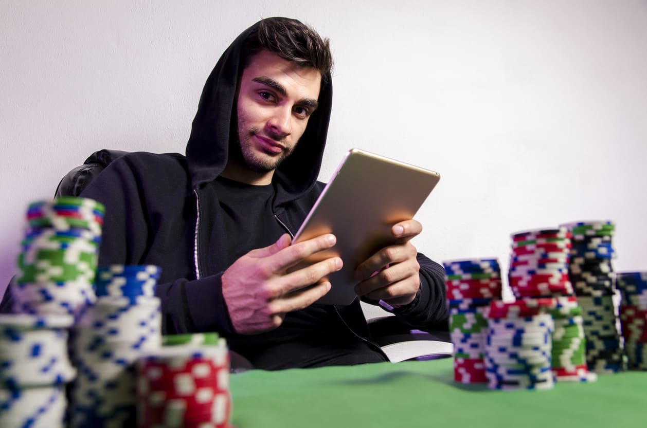 How Virtual Balances Influence Real Financial Decisions